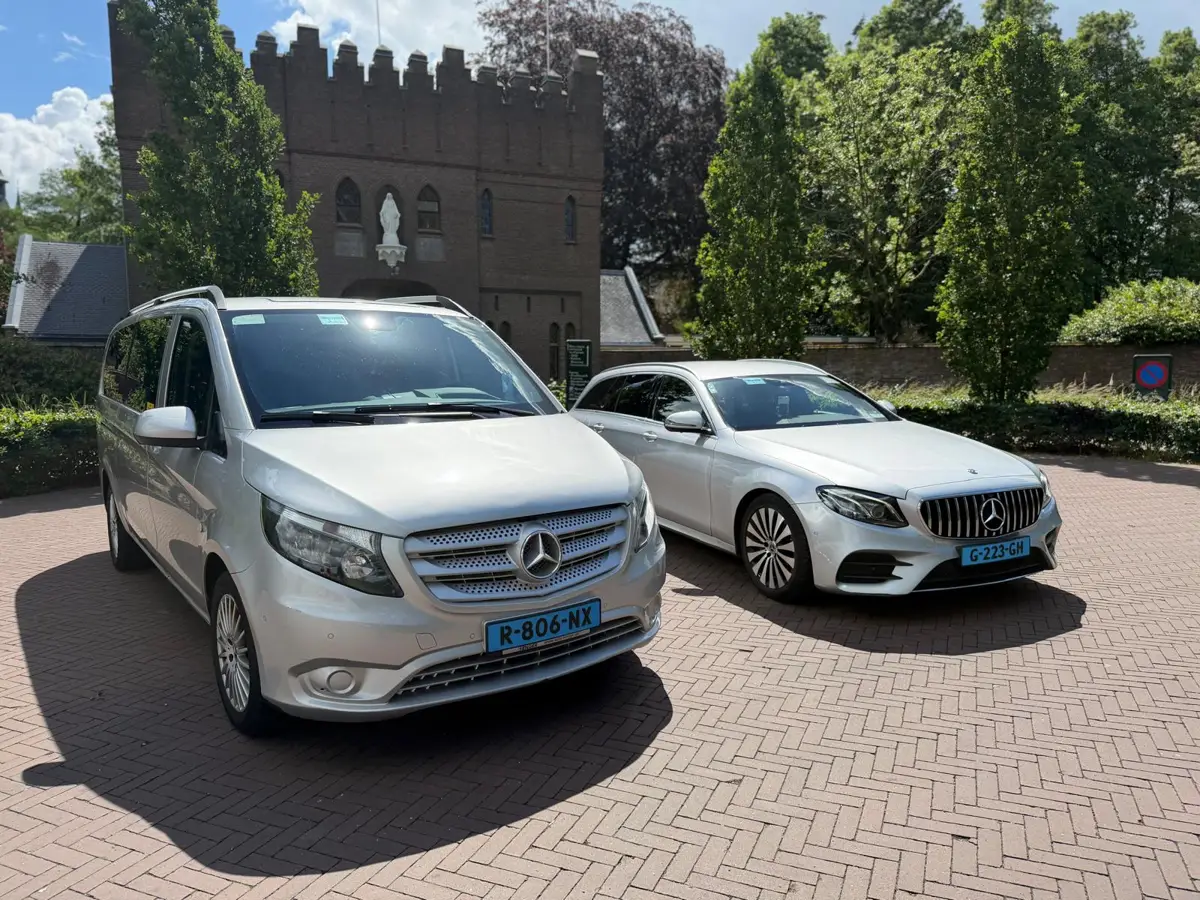 Mercedes Vito taxibus en Mercedes E-Klasse van Taxi De Moer